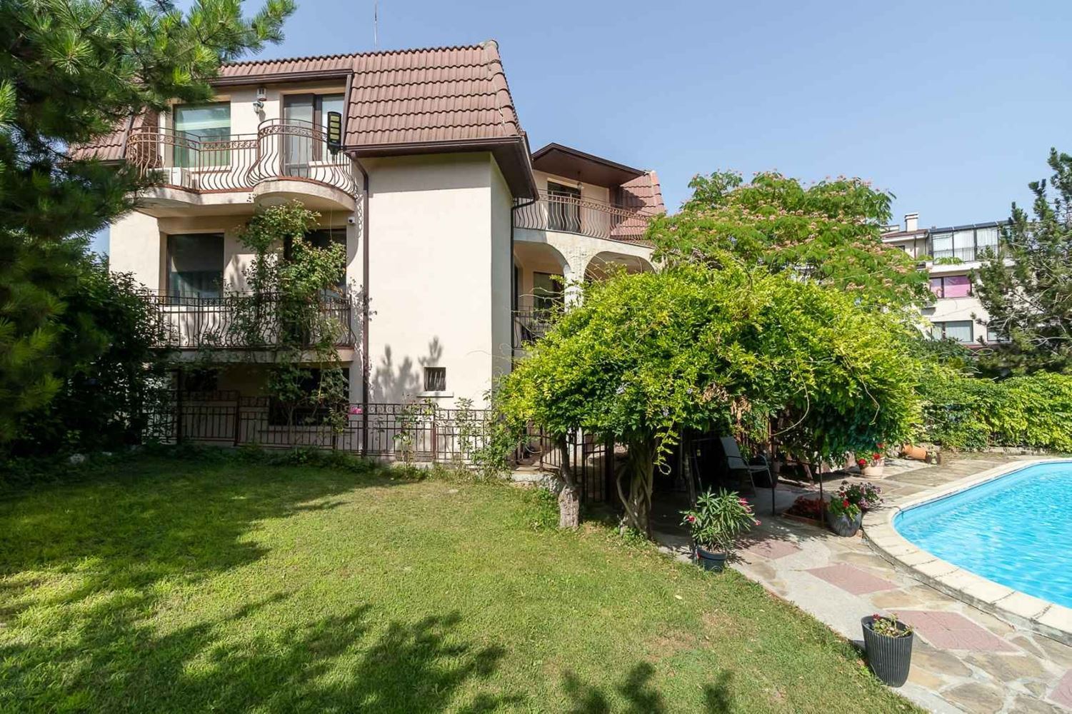 Luxuriöses Haus mit Swimmingpool, großzügigem Garten und beeindruckender Ausstattung in Varna