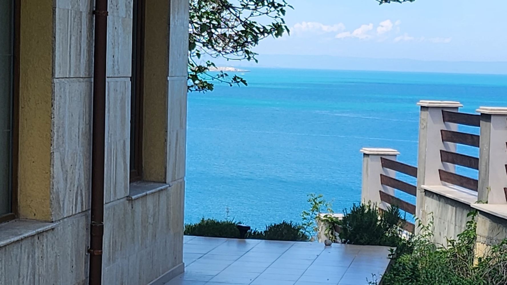 Wunderschönes dreistöckiges Haus in erster Meereslinie in Sosopol mit Panoramablick auf die Paradiesbucht