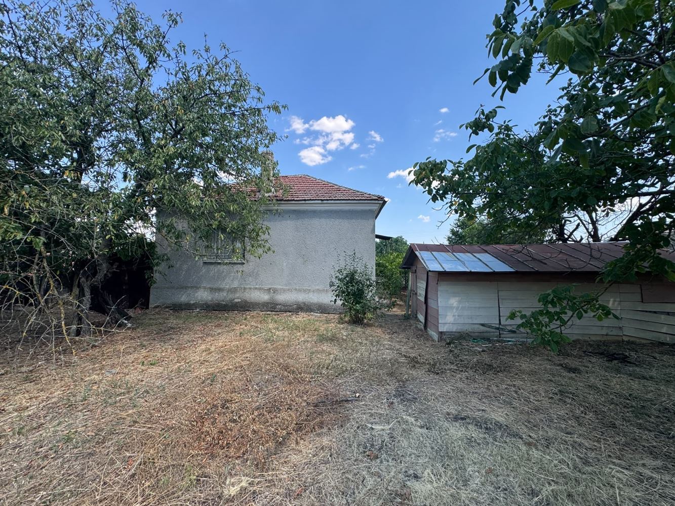 Einstöckiges Haus mit großem Grundstück und Garage im Dorf Smolnik, Region Burgas – Ruhe und die Möglichkeit für ein neues Zuhause