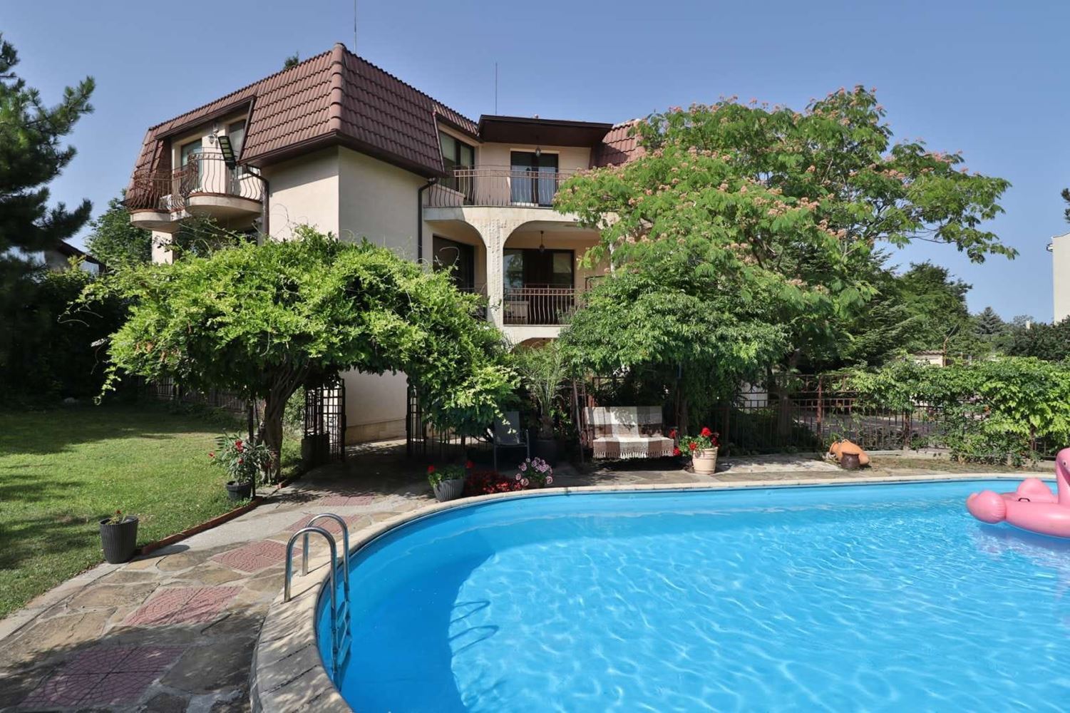 Luxuriöses Haus mit Swimmingpool, großzügigem Garten und beeindruckender Ausstattung in Varna