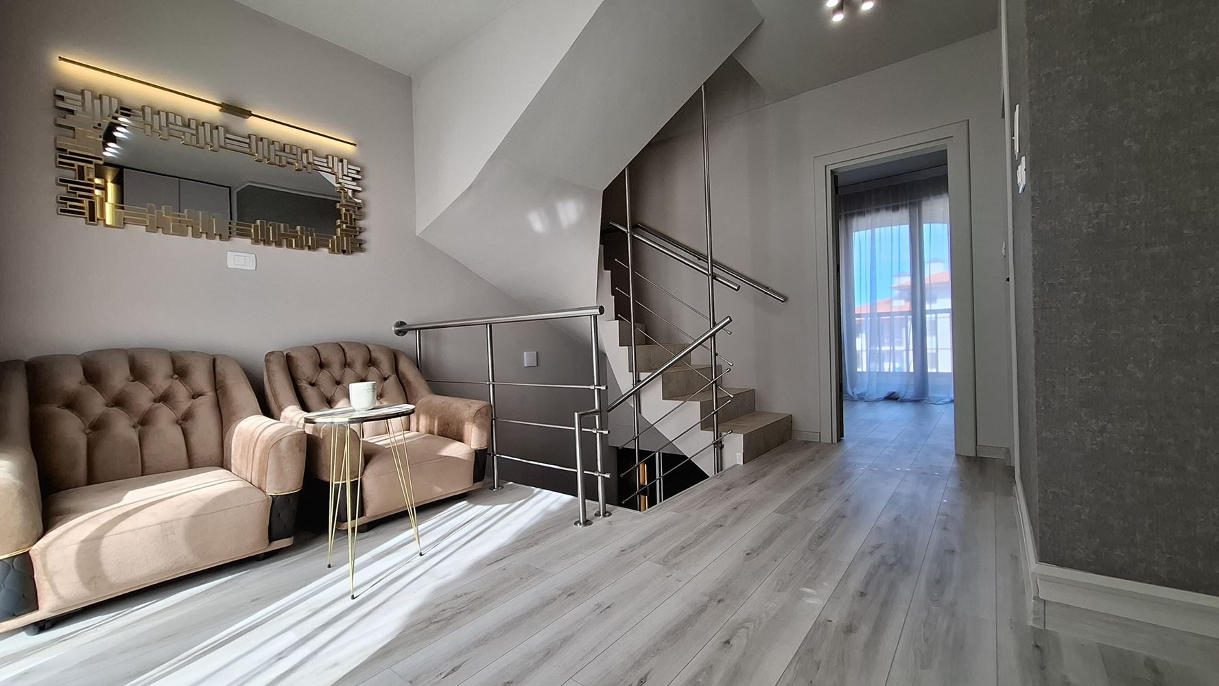 Luxuriöses dreistöckiges Townhouse nur 50 Meter vom Strand entfernt – brandneues Zuhause mit modernem Interieur und höchstem Komfort