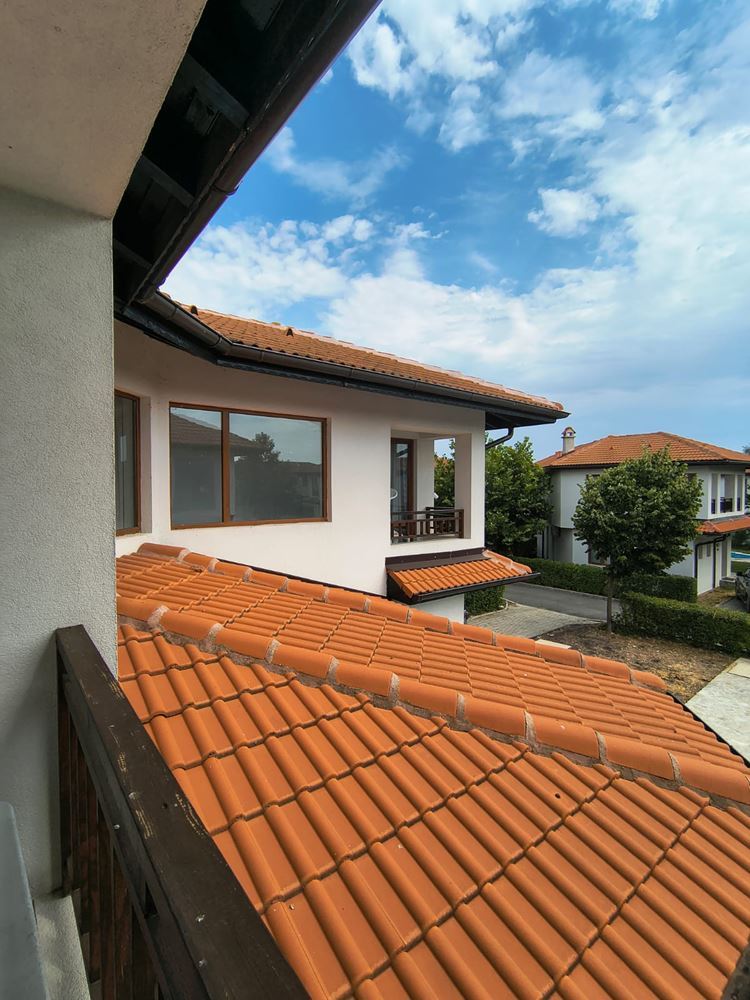 Zweistöckiges Haus mit Swimmingpool und eigenem Garten mit Stellplatz in Aheloy – vollständig möbliert und bezugsfertig