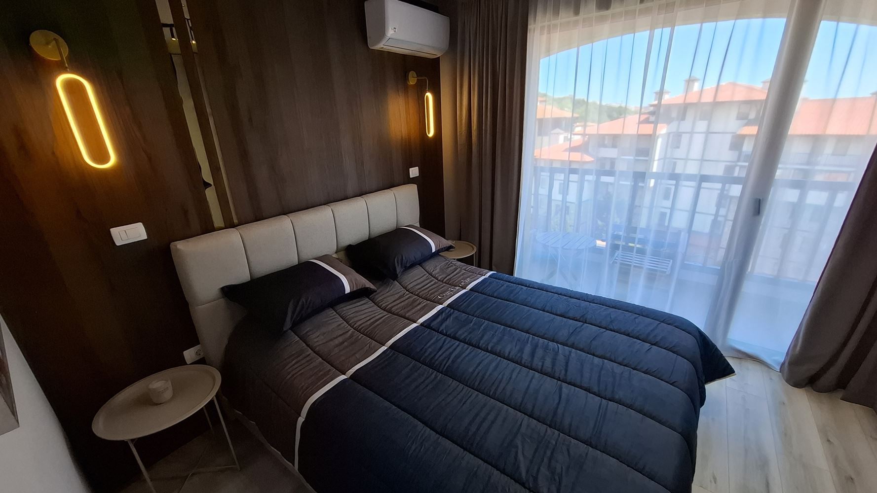 Luxuriöses dreistöckiges Townhouse nur 50 Meter vom Strand entfernt – brandneues Zuhause mit modernem Interieur und höchstem Komfort