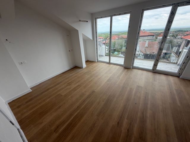 Dreistöckiges Reihenhaus in Banevo – moderne Bauweise, Hof und zwei Parkplätze