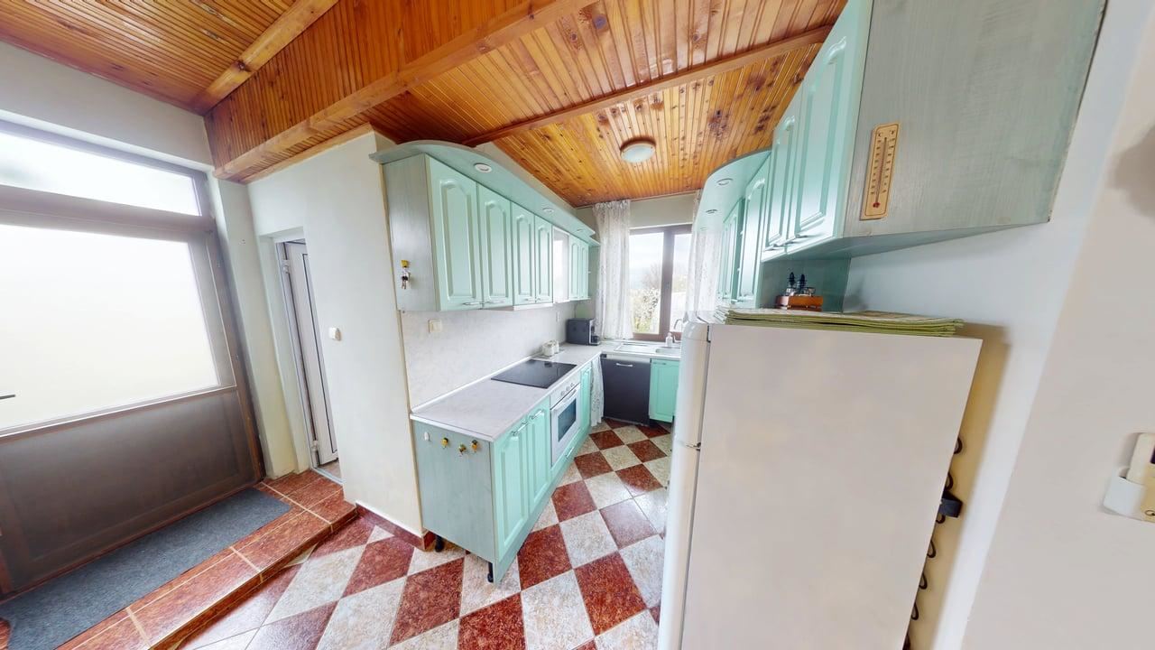 Zweigeschossiges Haus im Dorf Poroy – Ruhe, Raum und Komfort in Meeresnähe