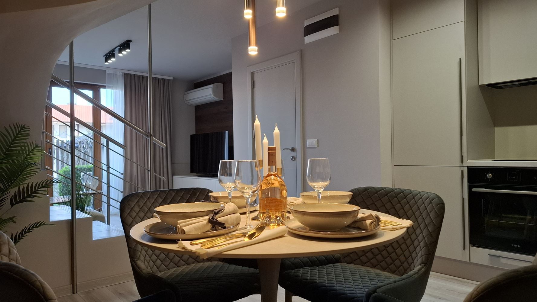 Luxuriöses dreistöckiges Townhouse nur 50 Meter vom Strand entfernt – brandneues Zuhause mit modernem Interieur und höchstem Komfort