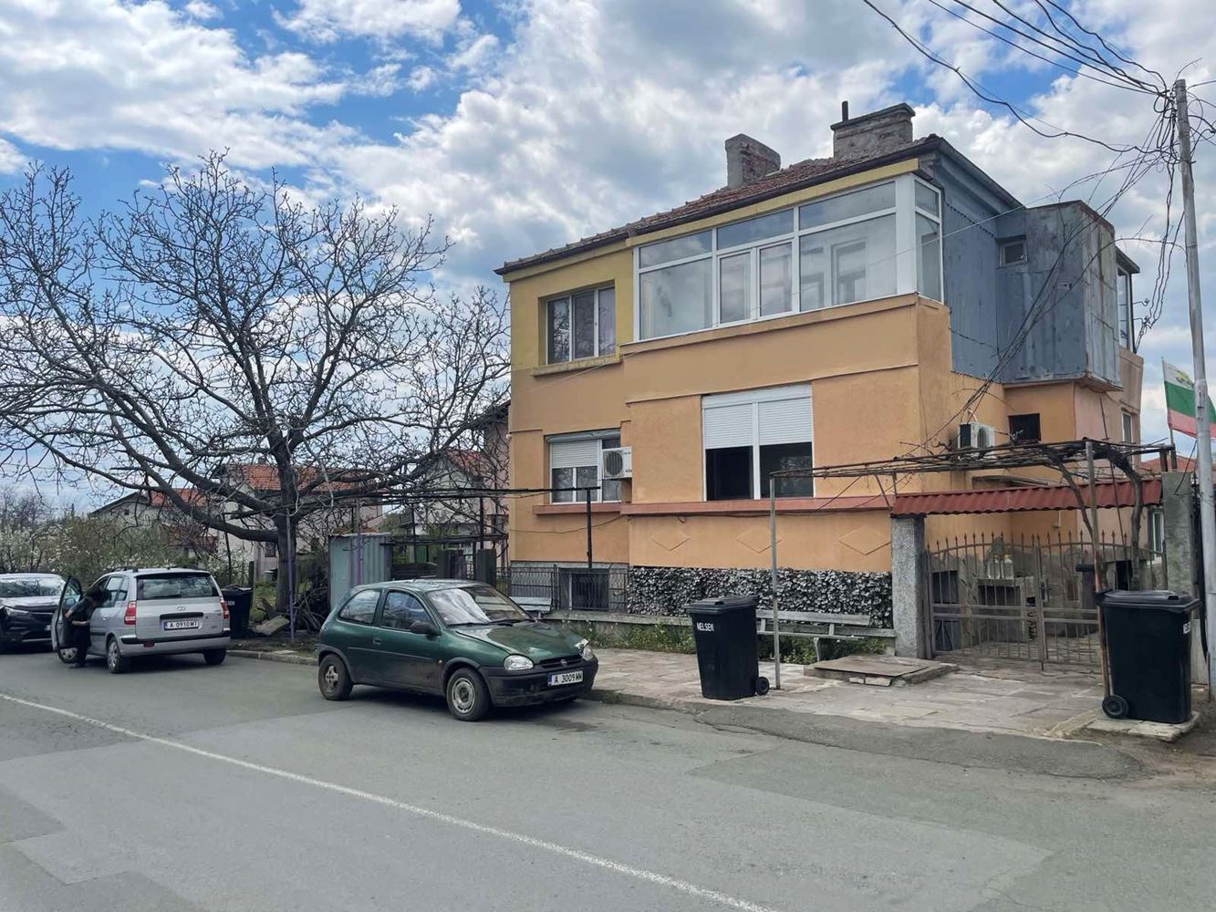 Eigenständiger Teil eines Hauses mit Hof in Burgas – Banevo, Großzügigkeit, Funktionalität und hervorragende Lage nahe den Mineralbädern