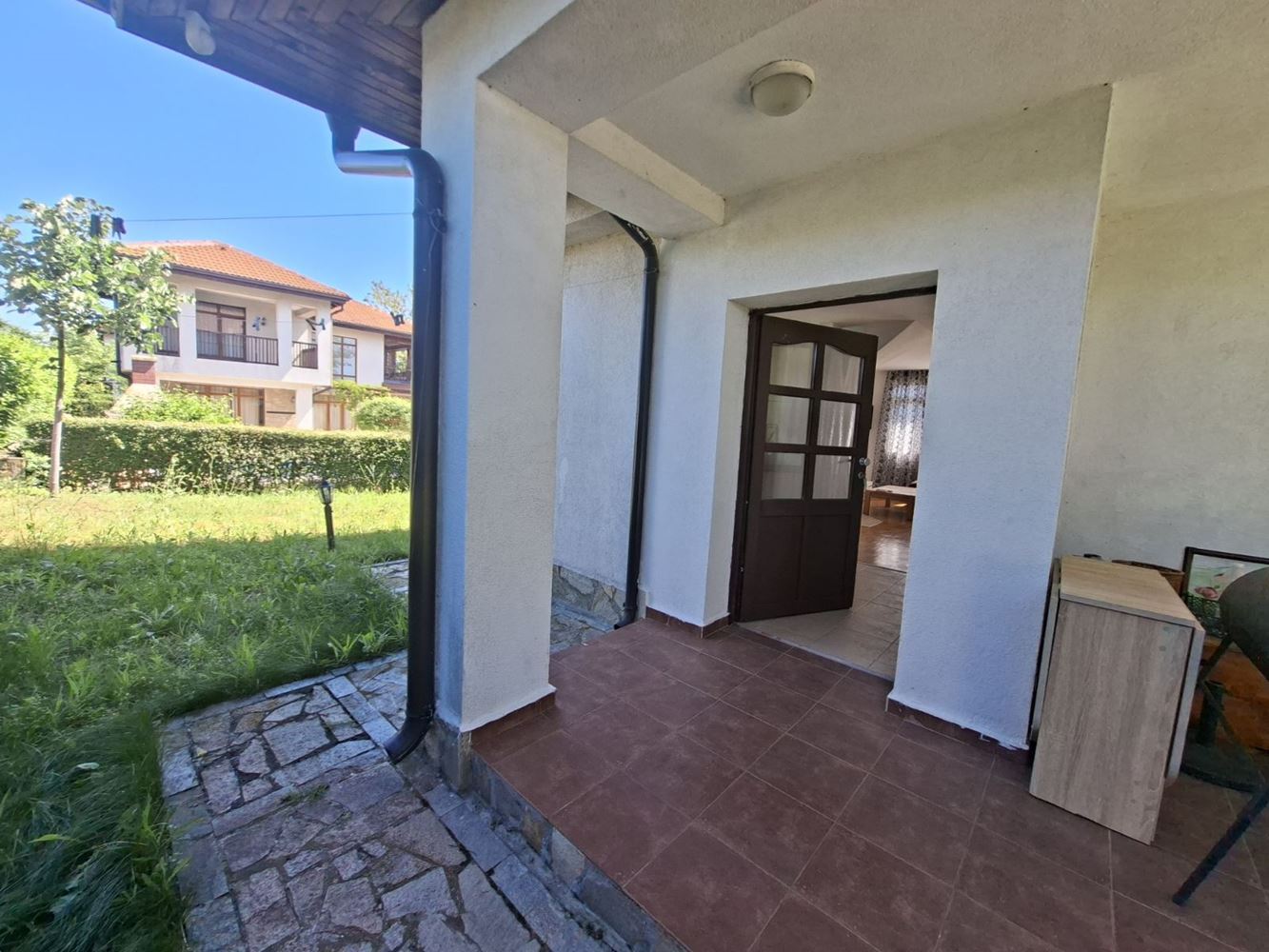 Zweistöckiges Haus mit Meerblick, eigenem Garten und Stellplatz in einer geschlossenen Wohnanlage
