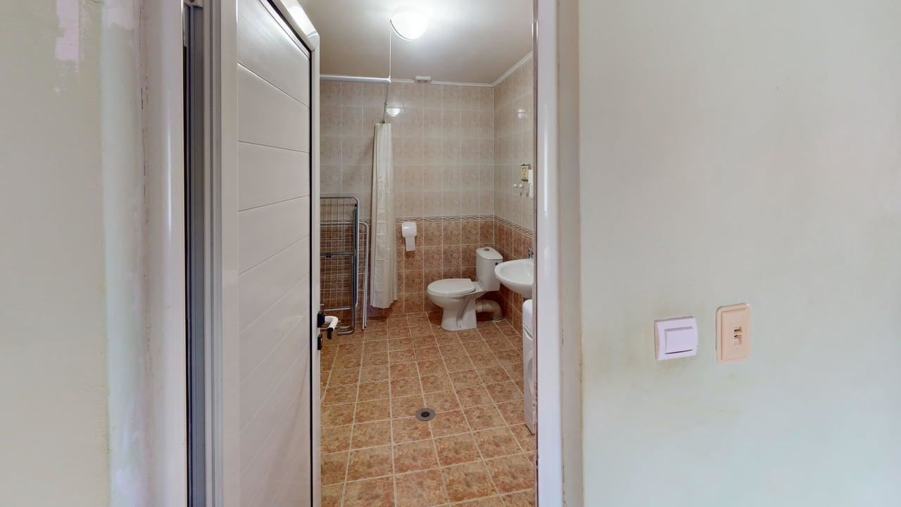 Zweigeschossiges Haus im Dorf Poroy – Ruhe, Raum und Komfort in Meeresnähe