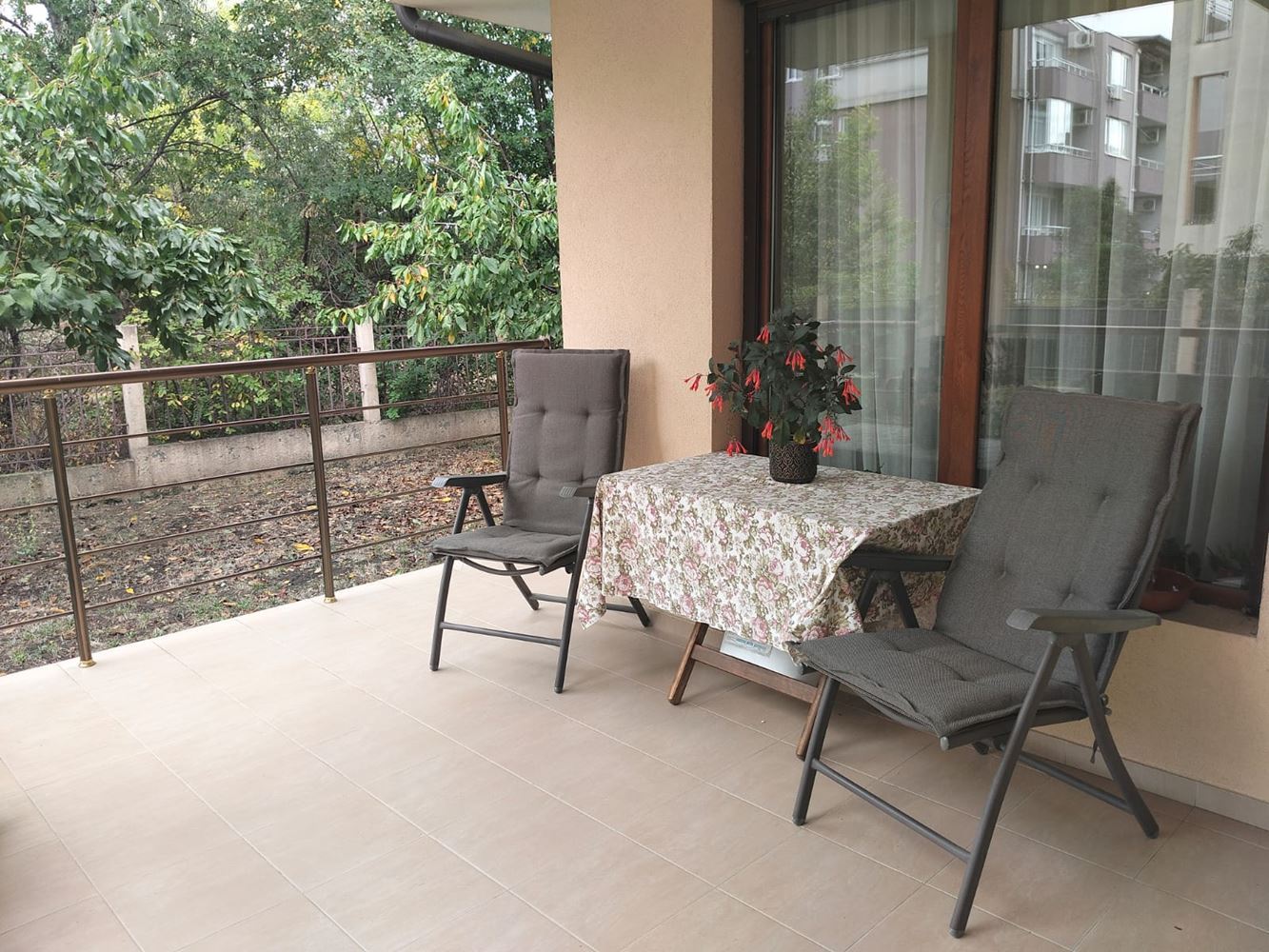 Geräumiges dreistöckiges Einfamilienhaus im Zentrum von Ravda – Komfort, Prestige und vollständige Unabhängigkeit