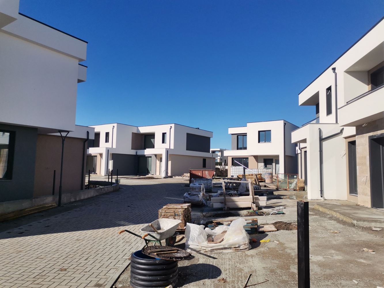 Modernes zweistöckiges Haus in einer geschlossenen Anlage zwischen Pomorie und Sarafovo – Komfort, Sicherheit und ganzjähriges Wohnen