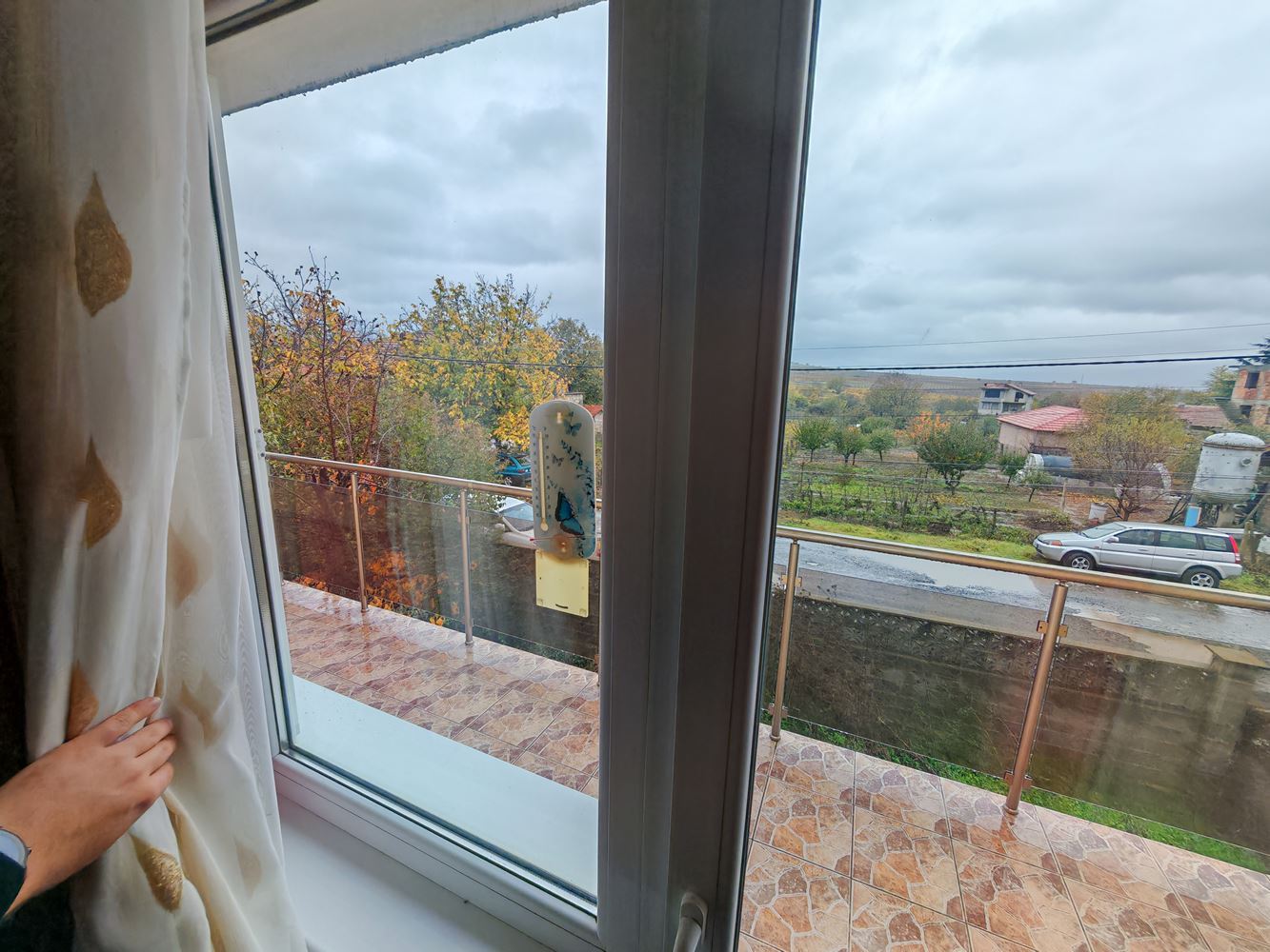 Freistehendes zweistöckiges Haus mit großem Garten und Weinberg im Dorf Poroy – Raum, Komfort und Ruhe