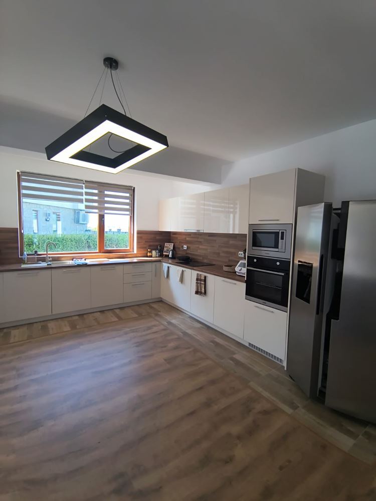 Zweistöckiges Haus mit Swimmingpool und eigenem Garten mit Stellplatz in Aheloy – vollständig möbliert und bezugsfertig