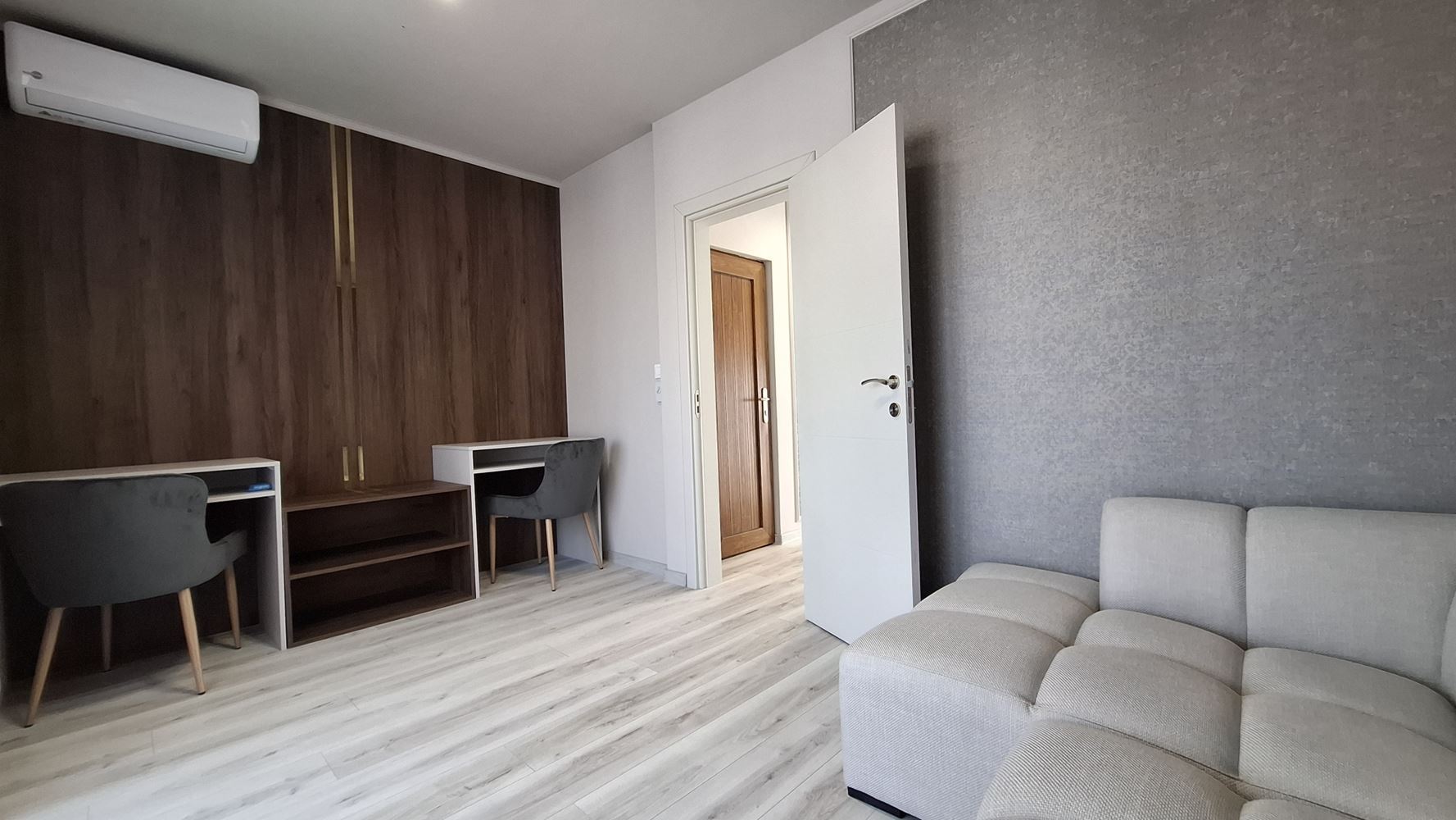 Luxuriöses dreistöckiges Townhouse nur 50 Meter vom Strand entfernt – brandneues Zuhause mit modernem Interieur und höchstem Komfort