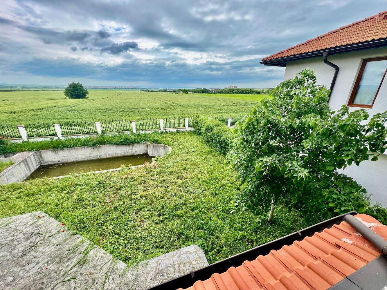 Freistehendes zweigeschossiges Haus mit Garten und Pool in einer bewachten Anlage in Aheloy