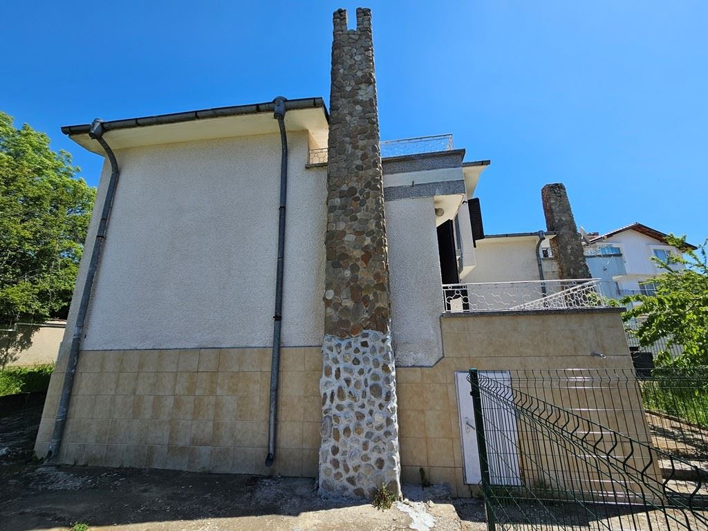 Geräumiges Einfamilienhaus mit Panoramablick in Kosharitsa