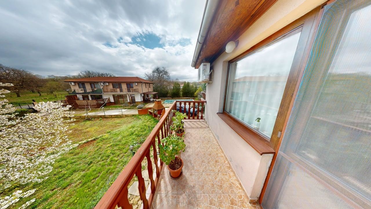 Zweigeschossiges Haus im Dorf Poroy – Ruhe, Raum und Komfort in Meeresnähe