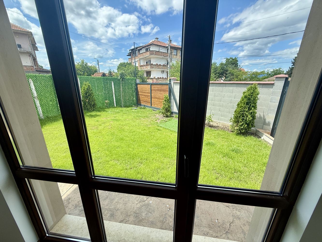 Neues eingeschossiges Haus mit drei Schlafzimmern und eigenem Garten – Komfort, Ruhe und Qualität nahe Sonnenstrand