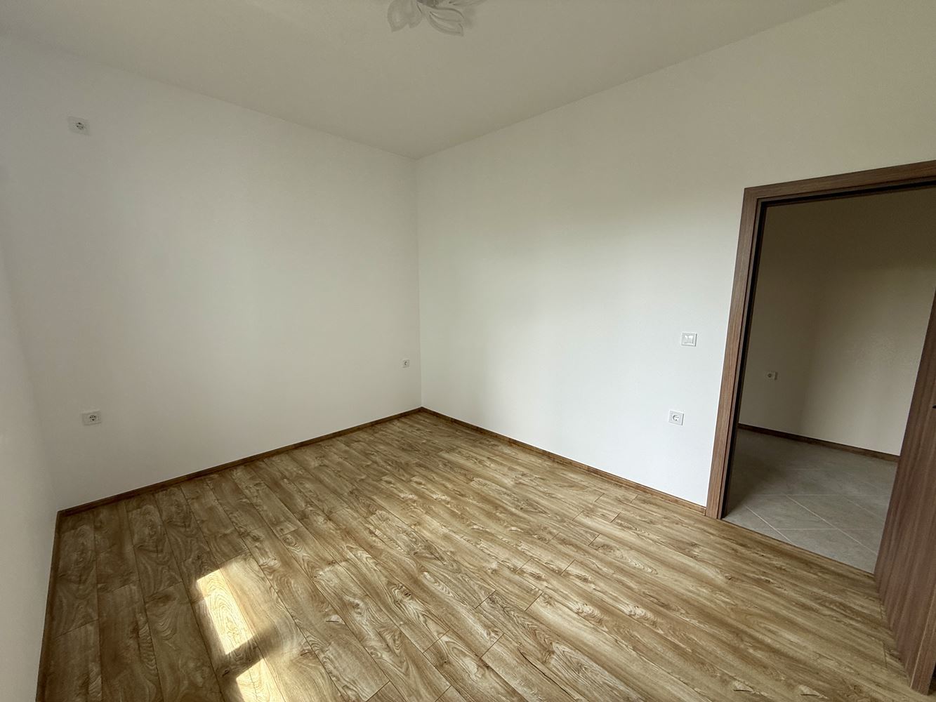 Neues eingeschossiges Haus mit drei Schlafzimmern und eigenem Garten – Komfort, Ruhe und Qualität nahe Sonnenstrand