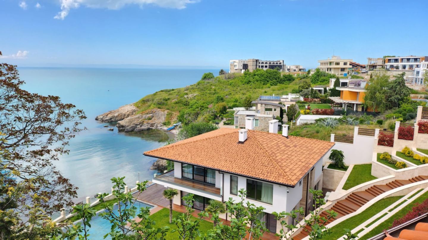 Wunderschönes dreistöckiges Haus in erster Meereslinie in Sosopol mit Panoramablick auf die Paradiesbucht
