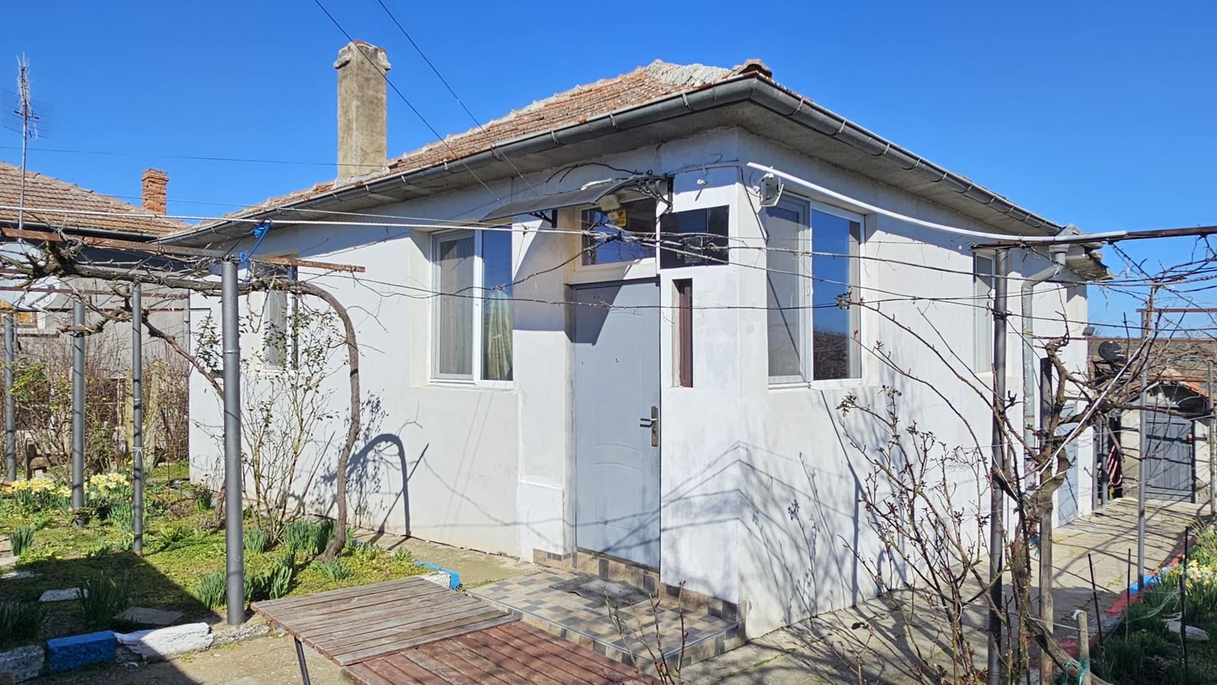 Ausgezeichnetes einstöckiges Haus mit Pool und großem Grundstück im Dorf Dyulevo