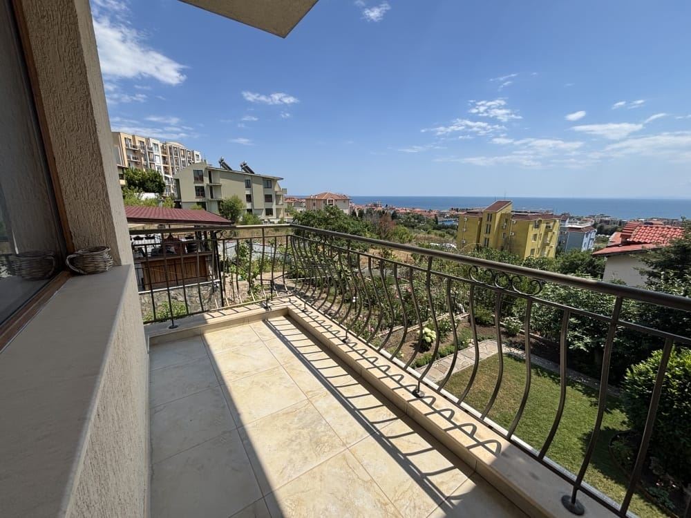 Freistehendes Haus mit Panoramablick auf das Meer und eigenem Garten in Sveti Vlas