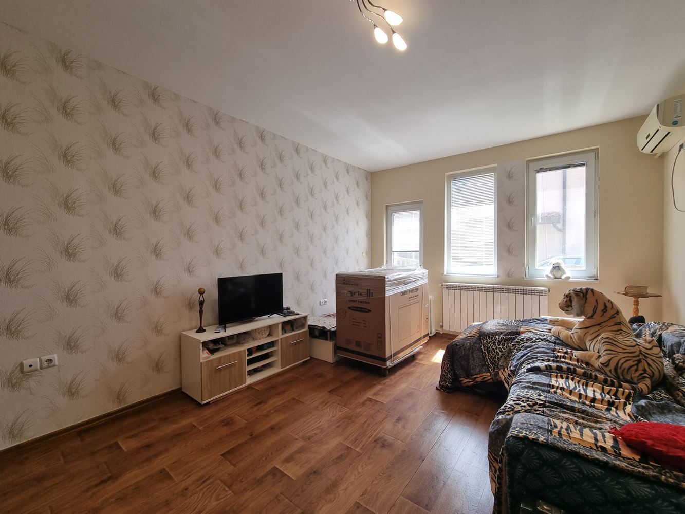 Wunderschönes zweistöckiges Haus mit Garten, Garage und moderner Heizung in Kosharitsa