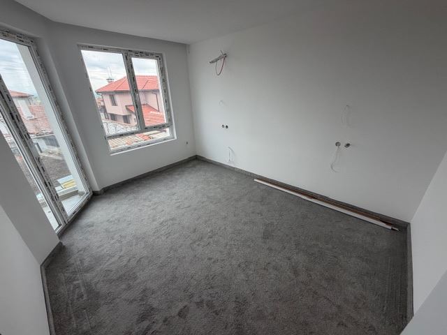 Dreistöckiges Reihenhaus in Banevo – moderne Bauweise, Hof und zwei Parkplätze