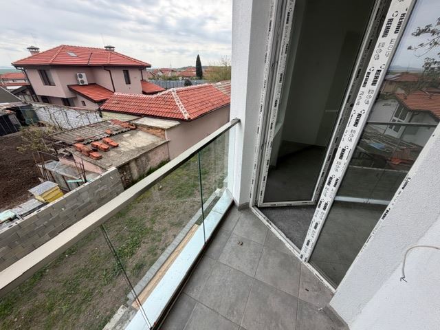 Dreistöckiges Reihenhaus in Banevo – moderne Bauweise, Hof und zwei Parkplätze
