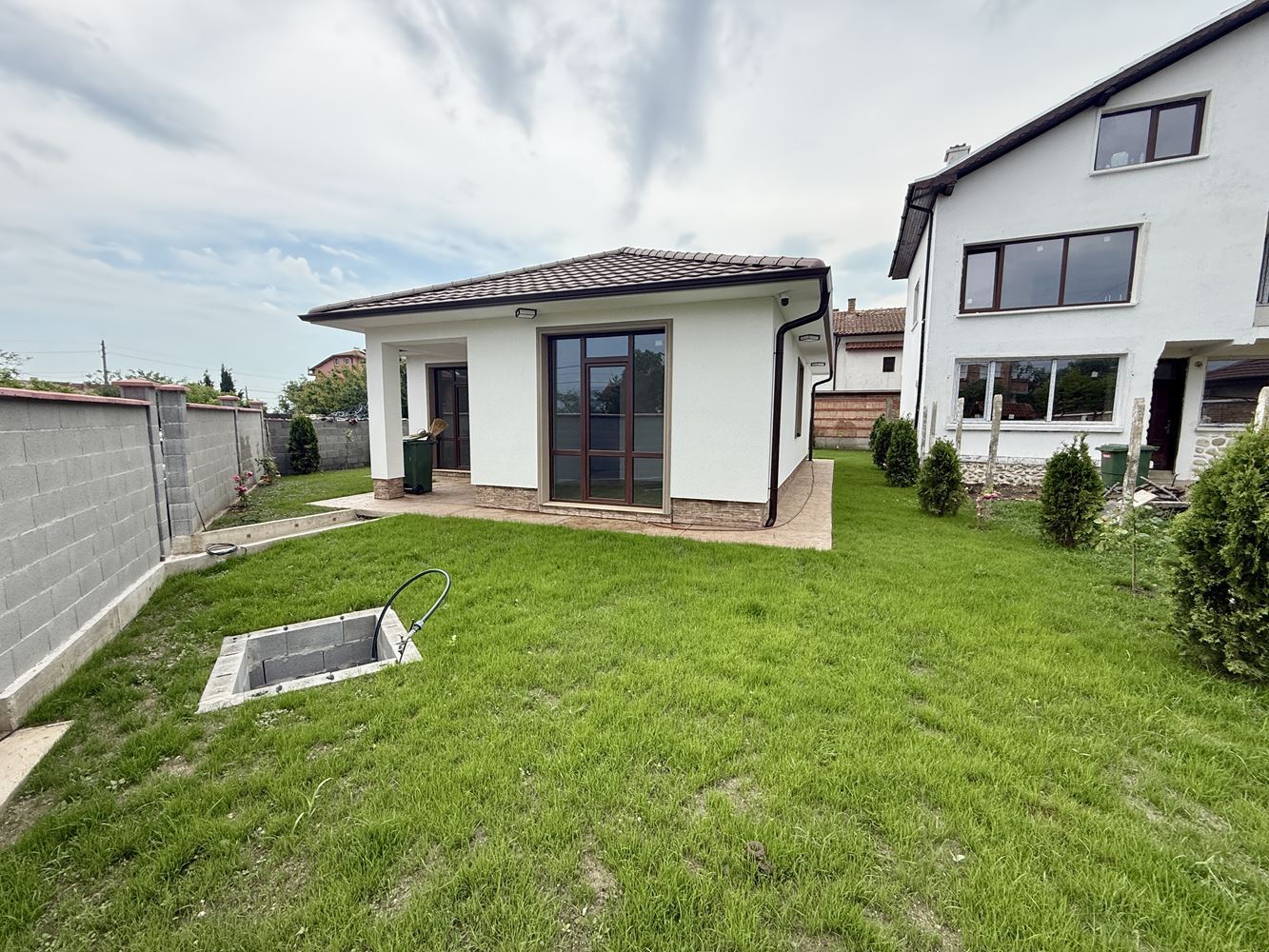 Neues eingeschossiges Haus mit drei Schlafzimmern und eigenem Garten – Komfort, Ruhe und Qualität nahe Sonnenstrand