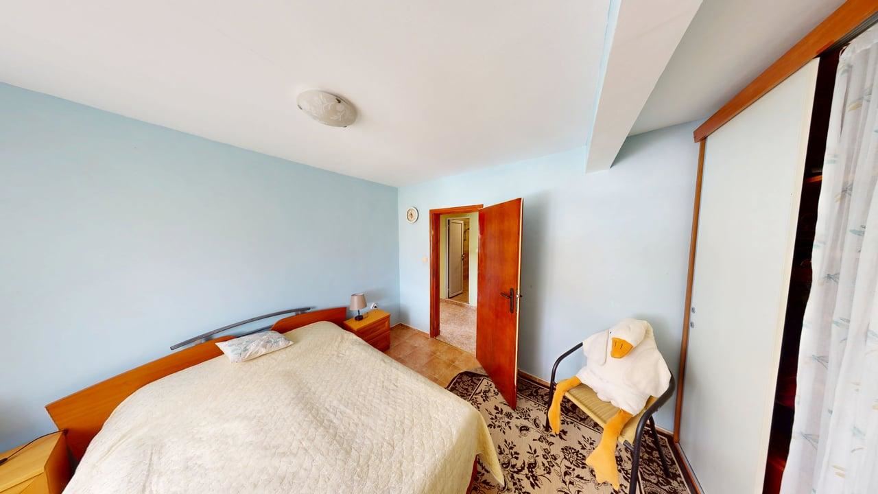 Zweigeschossiges Haus im Dorf Poroy – Ruhe, Raum und Komfort in Meeresnähe