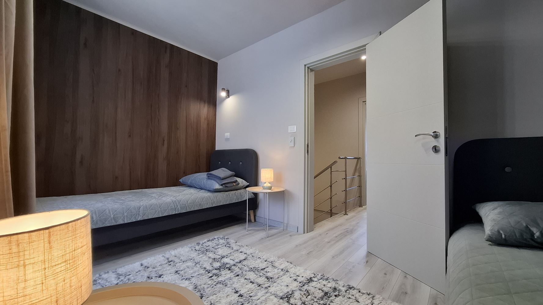 Luxuriöses dreistöckiges Townhouse nur 50 Meter vom Strand entfernt – brandneues Zuhause mit modernem Interieur und höchstem Komfort