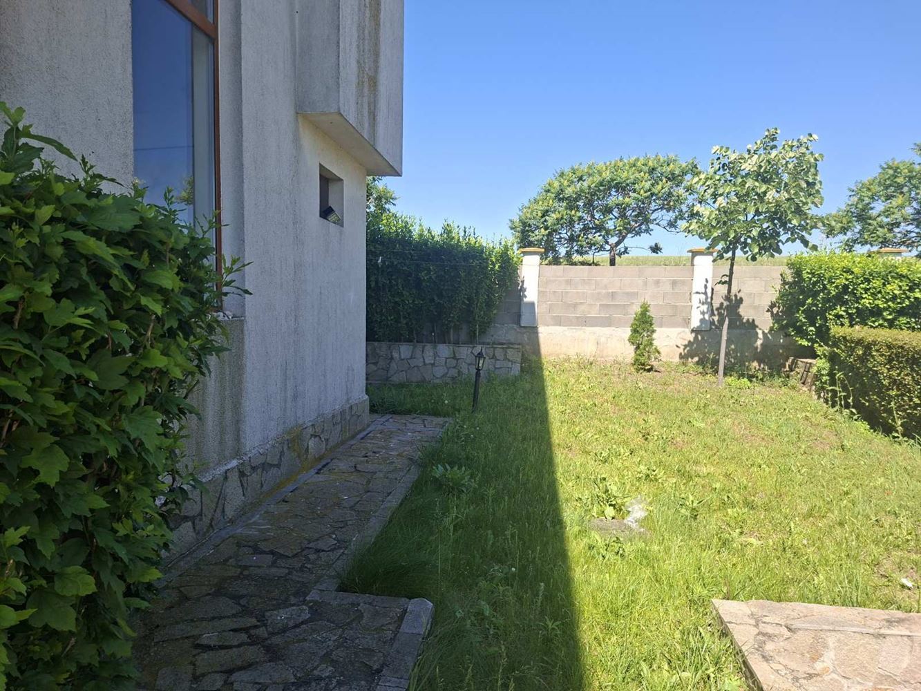 Zweistöckiges Haus mit Meerblick, eigenem Garten und Stellplatz in einer geschlossenen Wohnanlage