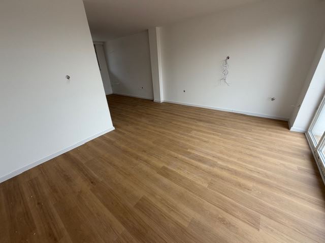 Dreistöckiges Reihenhaus in Banevo – moderne Bauweise, Hof und zwei Parkplätze
