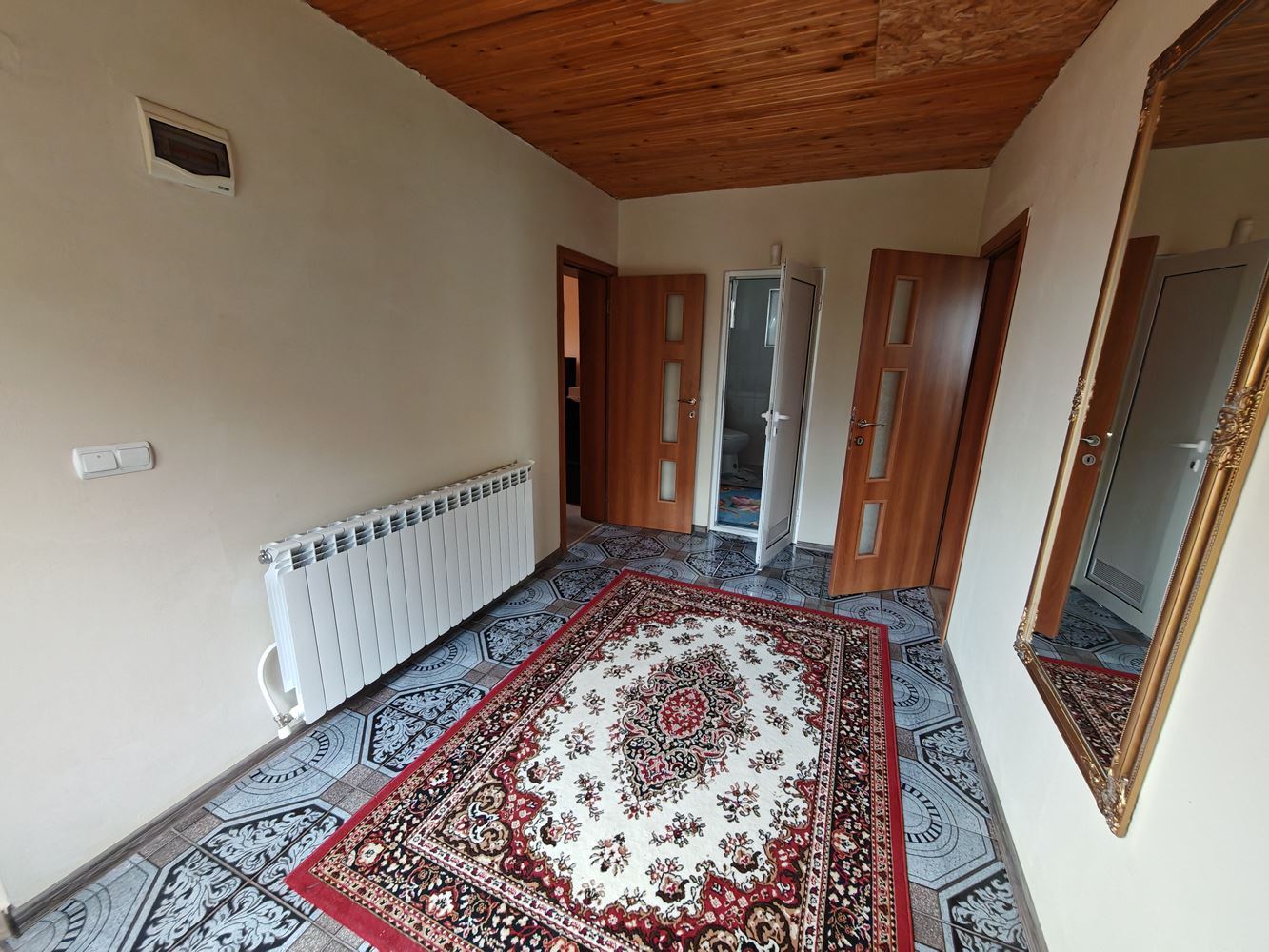 Freistehendes zweistöckiges Haus mit großem Garten und Weinberg im Dorf Poroy – Raum, Komfort und Ruhe