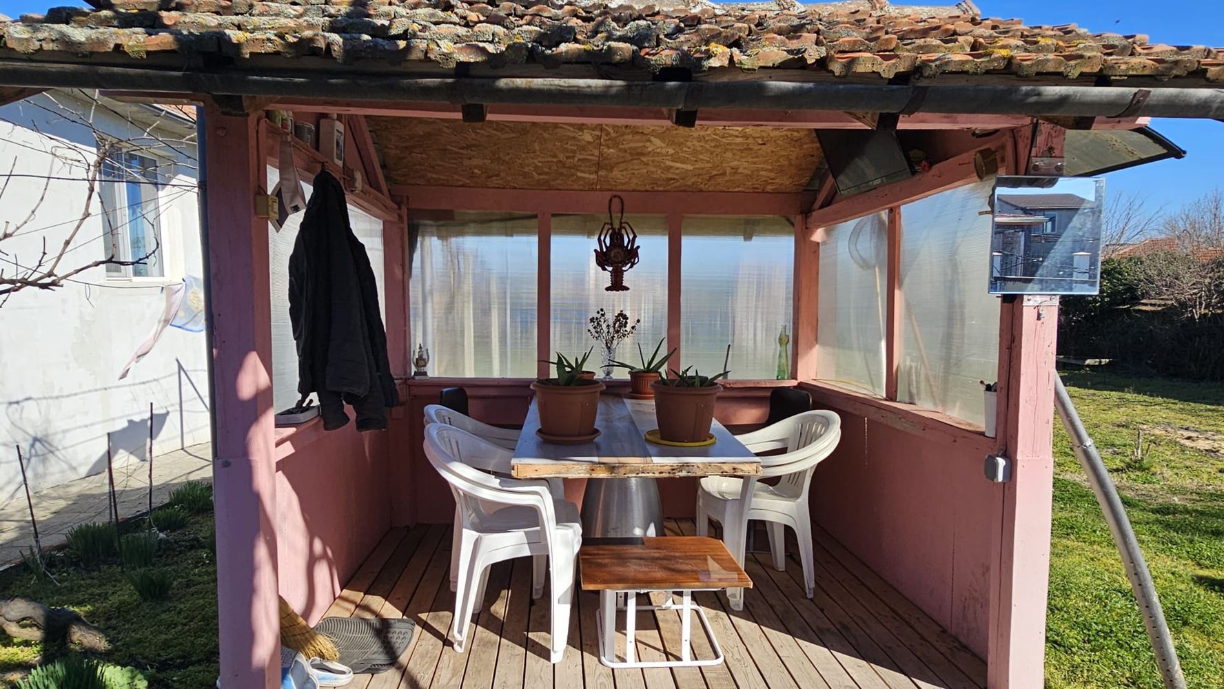 Ausgezeichnetes einstöckiges Haus mit Pool und großem Grundstück im Dorf Dyulevo