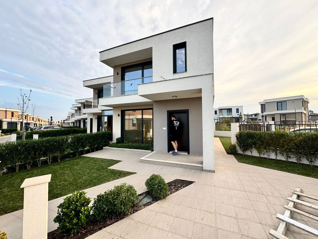 Modernes zweistöckiges Haus mit Garten in einem Luxuskomplex zwischen Pomorie und Sarafovo – Stil, Raum und Natur