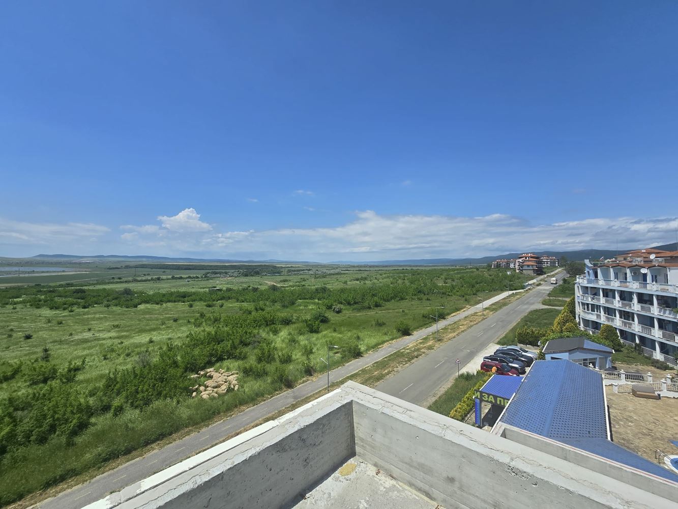 Luxuriöses geräumiges Haus mit Panoramaterrassen und eigenem Garten in einer modernen Anlage am Meer