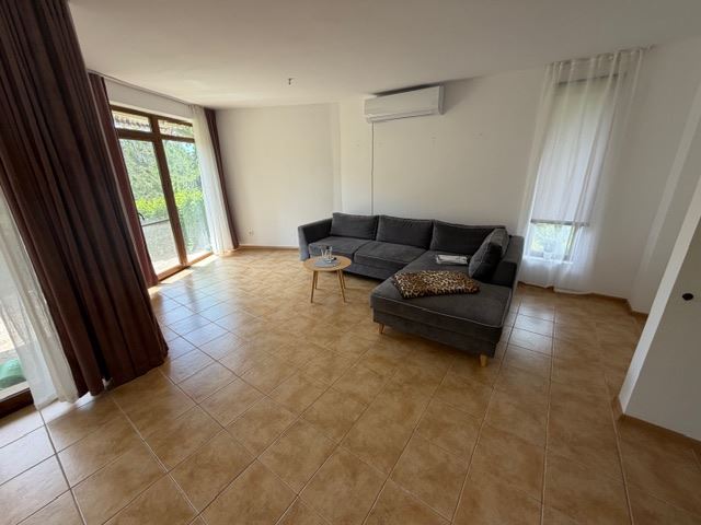 Zweigeschossiges Haus mit Garten in einer geschlossenen Anlage nahe Sonnenstrand – Ruhe, Grün und Komfort