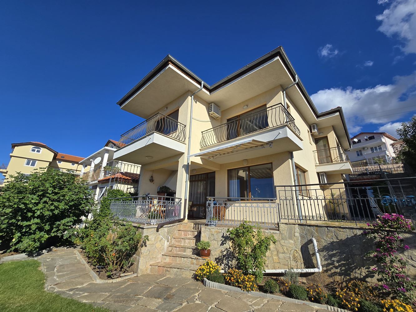 Freistehendes Haus mit Panoramablick auf das Meer und eigenem Garten in Sveti Vlas