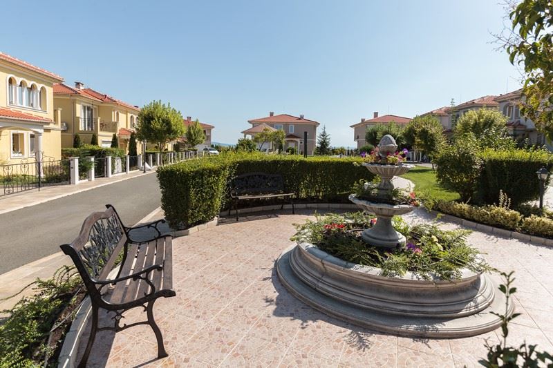 Exklusives zweistöckiges Haus mit drei Schlafzimmern und großzügigem Garten in einer luxuriösen, bewachten Wohnanlage zwischen Sarafovo und Pomorie