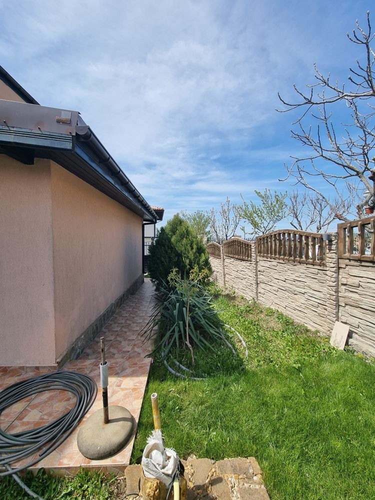 Wunderschönes zweistöckiges Haus mit Garten, Garage und moderner Heizung in Kosharitsa