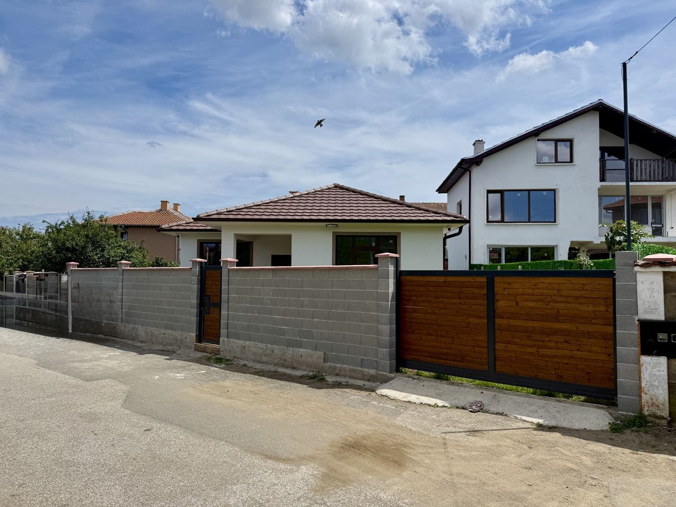Neues eingeschossiges Haus mit drei Schlafzimmern und eigenem Garten – Komfort, Ruhe und Qualität nahe Sonnenstrand