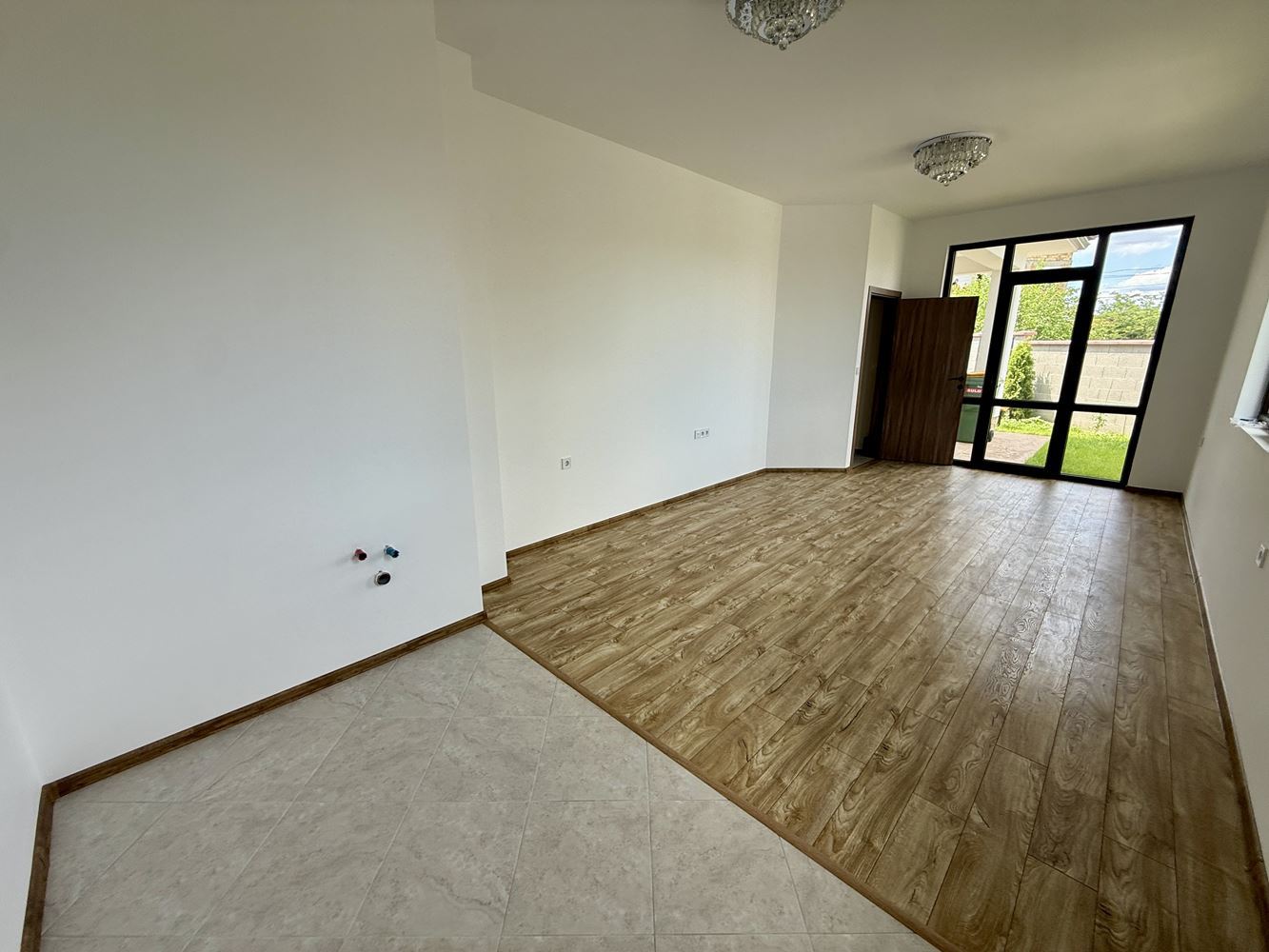 Neues eingeschossiges Haus mit drei Schlafzimmern und eigenem Garten – Komfort, Ruhe und Qualität nahe Sonnenstrand