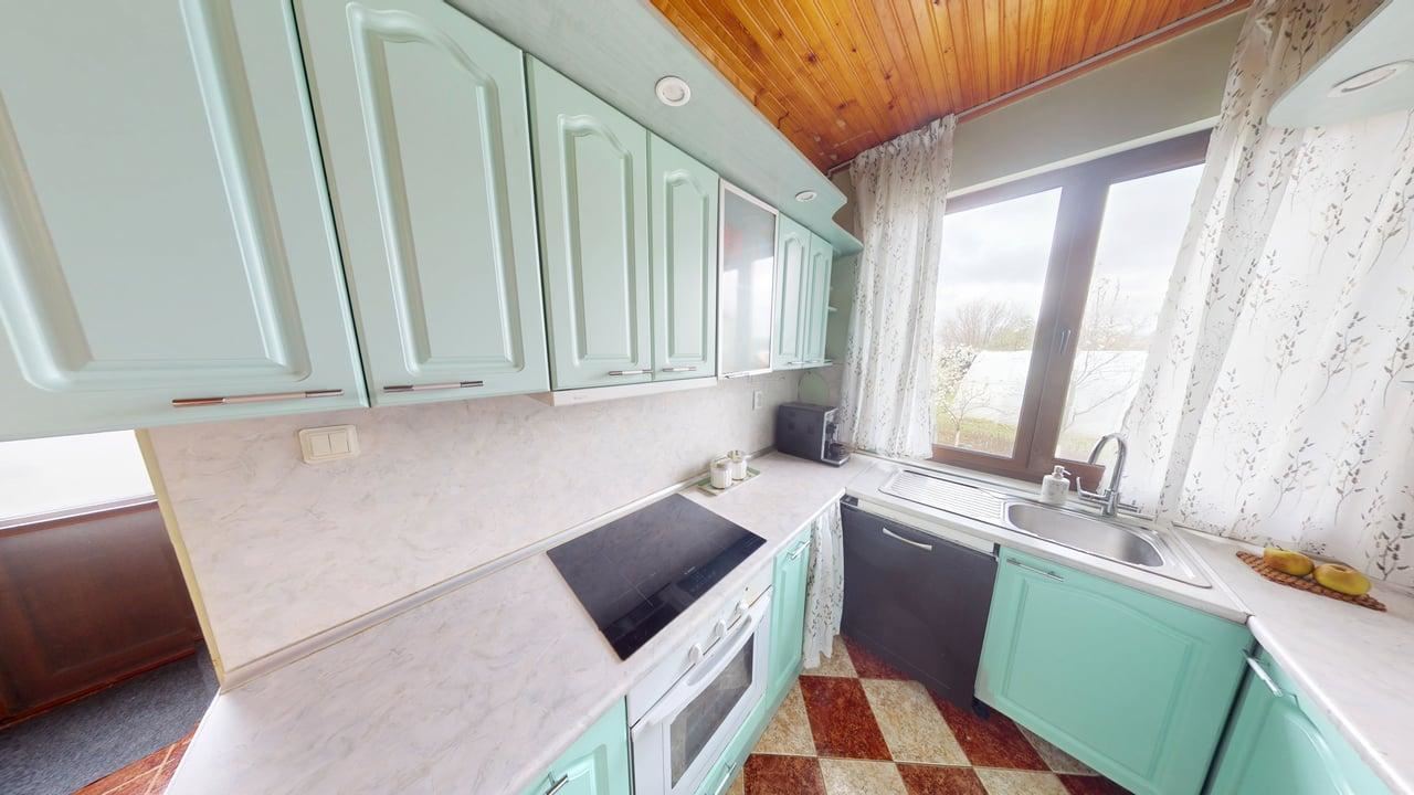 Zweigeschossiges Haus im Dorf Poroy – Ruhe, Raum und Komfort in Meeresnähe