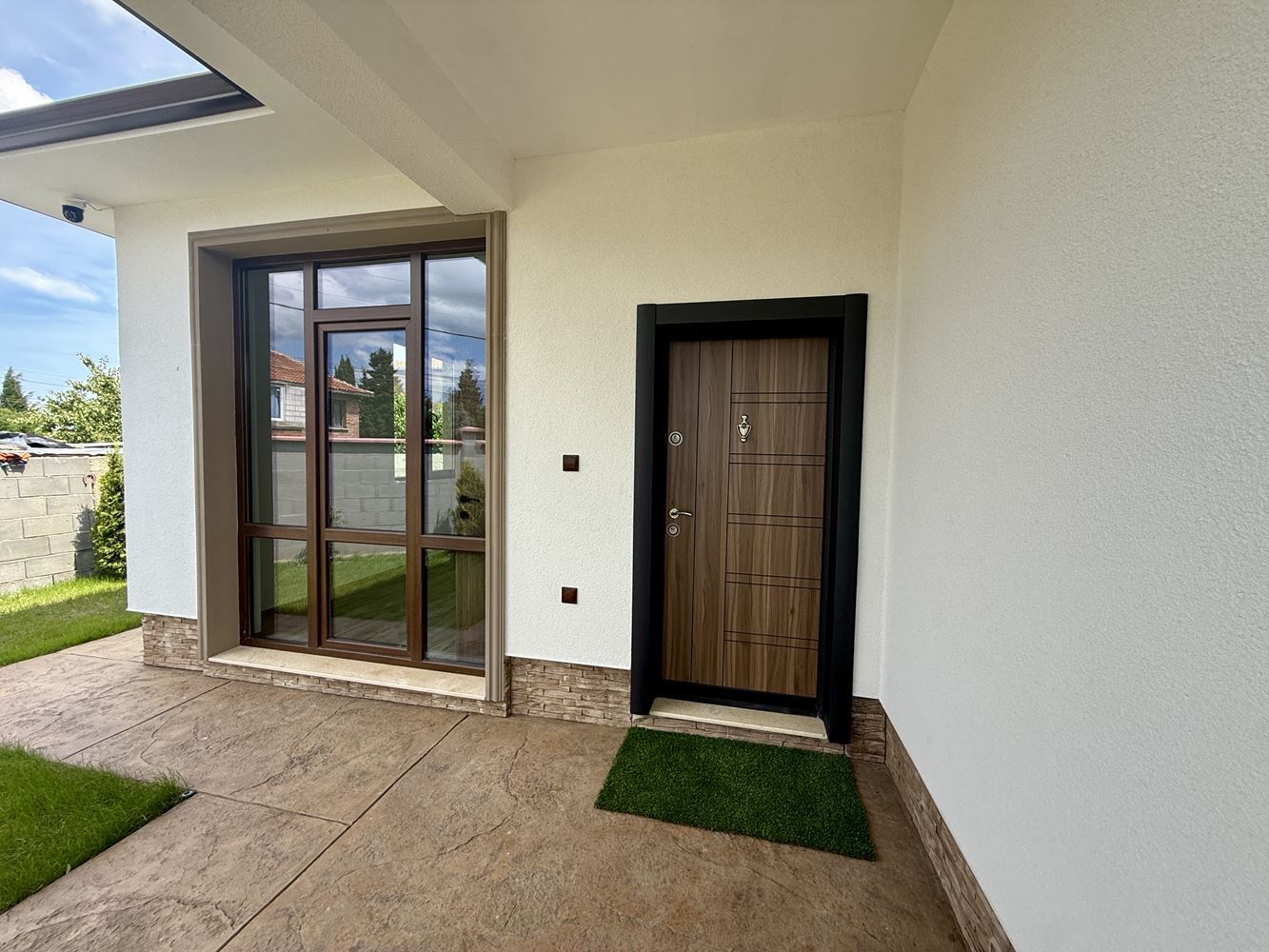 Neues eingeschossiges Haus mit drei Schlafzimmern und eigenem Garten – Komfort, Ruhe und Qualität nahe Sonnenstrand