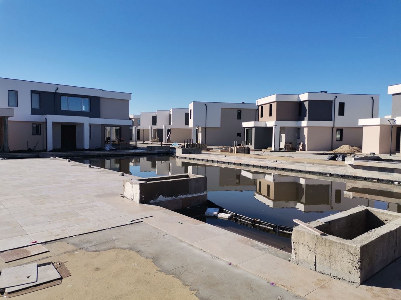 Modernes zweistöckiges Haus in einer geschlossenen Anlage zwischen Pomorie und Sarafovo – Komfort, Sicherheit und ganzjähriges Wohnen