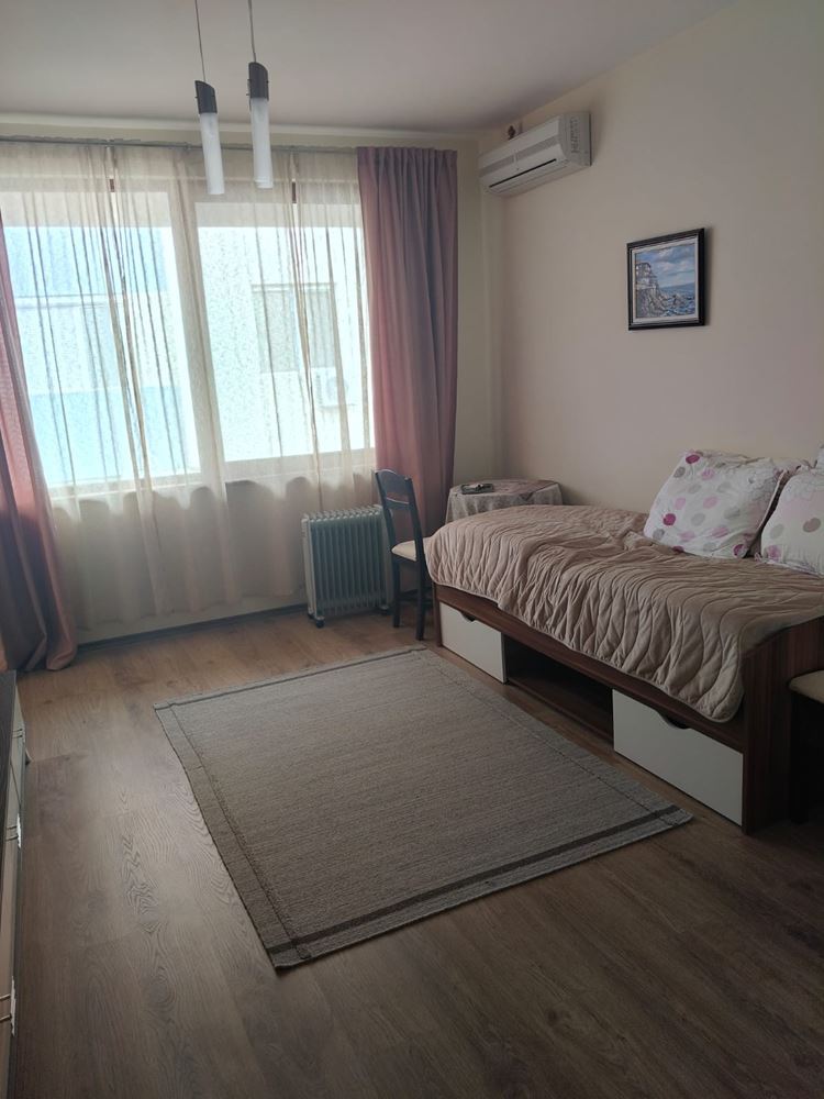 Geräumiges dreistöckiges Einfamilienhaus im Zentrum von Ravda – Komfort, Prestige und vollständige Unabhängigkeit