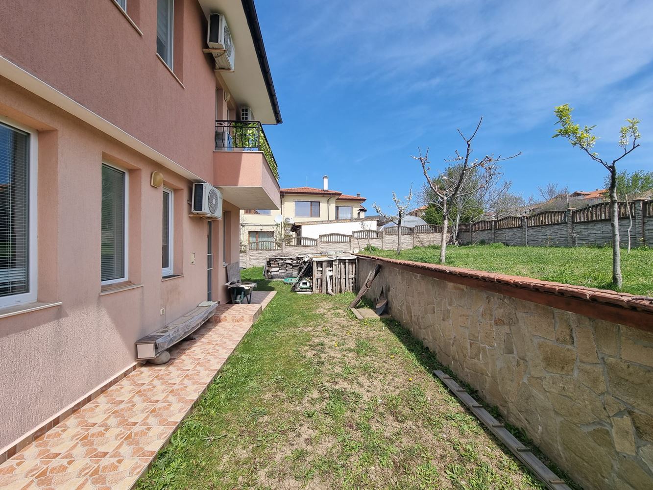 Wunderschönes zweistöckiges Haus mit Garten, Garage und moderner Heizung in Kosharitsa