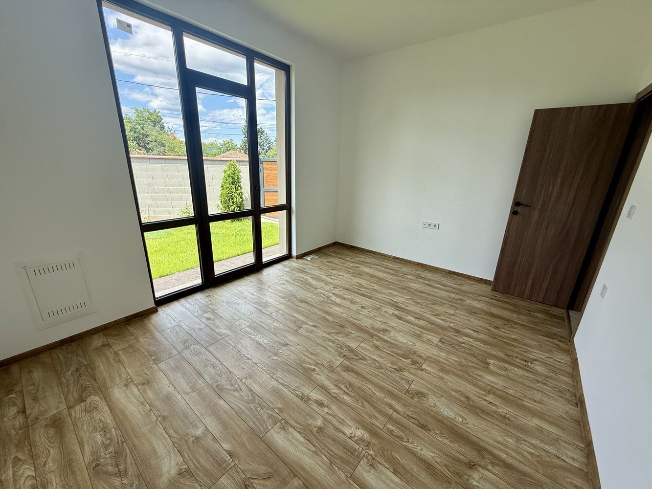 Neues eingeschossiges Haus mit drei Schlafzimmern und eigenem Garten – Komfort, Ruhe und Qualität nahe Sonnenstrand